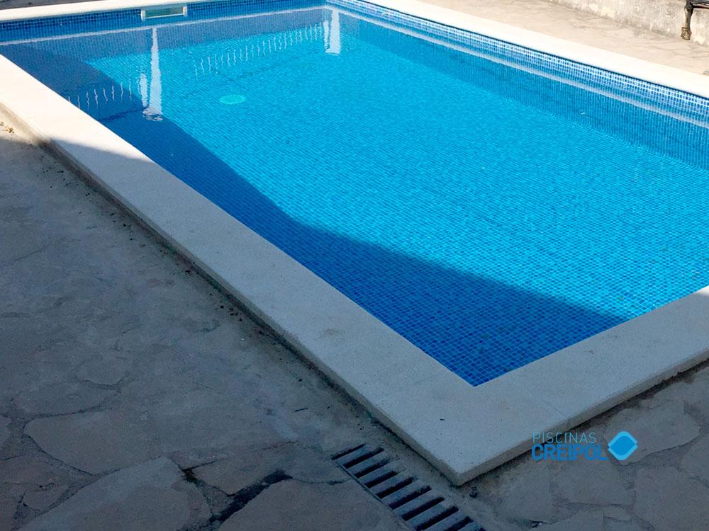 Rehabilitacio-de-piscina-amb-lamina-armada-a-lliça-d-amunt-estampat-imitacio-gressite_w2906